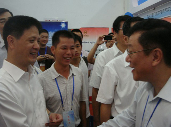 福建省副省长张志南先生（左一）亲临我司展位参观指导